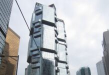 40년 다 돼도 안 촌스러운 홍콩 오피스, Lippo Centre Lippo Centre 앞 도로의 레드 택시와 트램 선로, 저각 앙각 사진