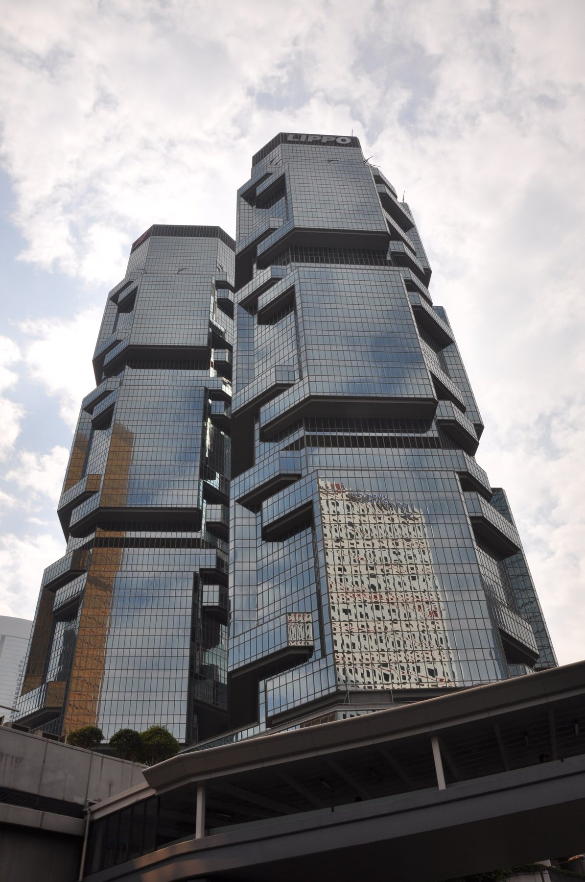 Lippo Centre 파사드 클로즈업, 코알라가 나무를 오르는 듯한 캔틸레버 박스