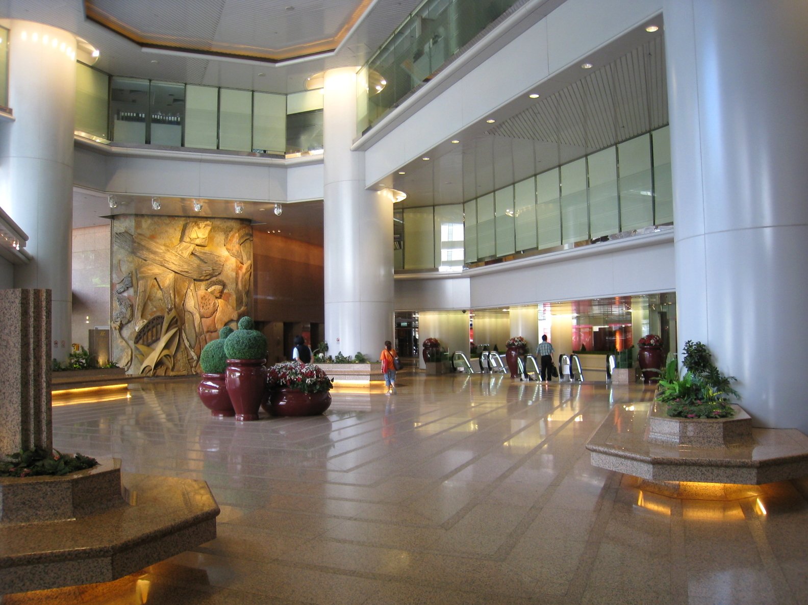 Lippo Centre 로비 내부, 벽화와 화강암 바닥