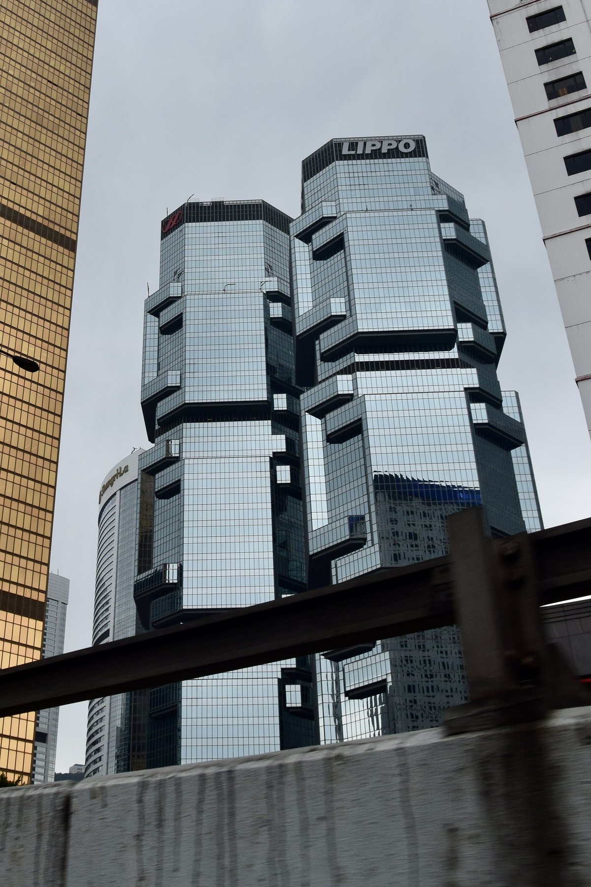 스카이브리지 너머로 본 Lippo Centre 저각 사진