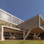 네 개 층이 캔틸레버로 쌓인 Lua House 전체 매싱