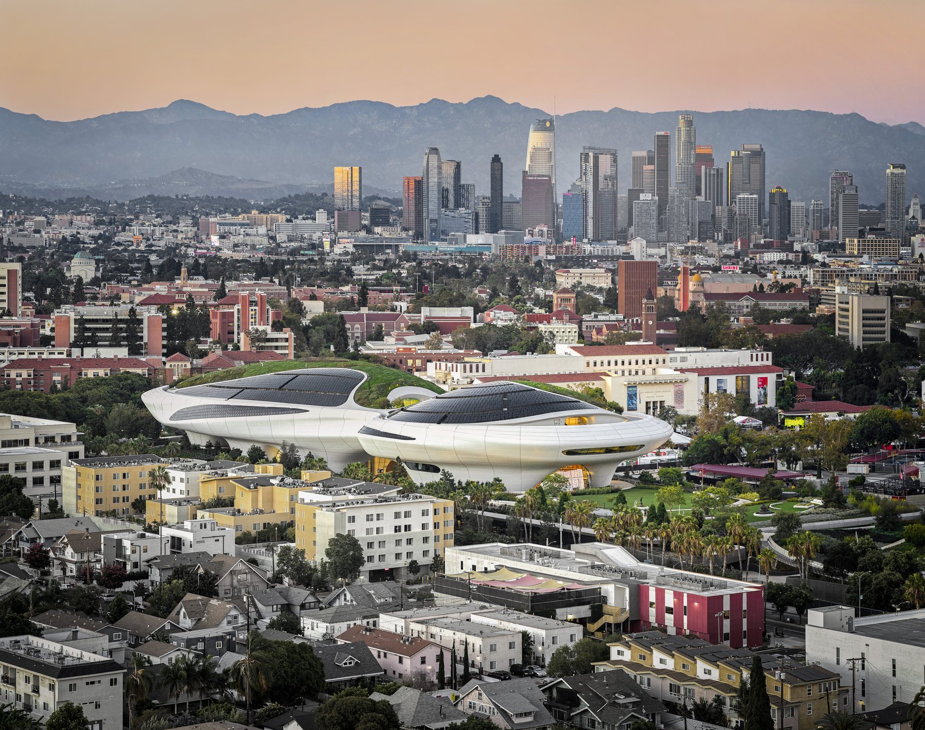 해질녘 Exposition Park 위로 보이는 Lucas Museum of Narrative Art 항공뷰