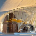 N-1 스타파이터가 매달린 Lucas Museum of Narrative Art 진입 캐노피