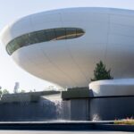 저녁 조명과 수조가 보이는 Lucas Museum of Narrative Art 외관
