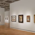 어두운 톤의 회화가 걸린 Lucas Museum of Narrative Art 갤러리