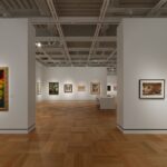 회화 작품이 걸린 Lucas Museum of Narrative Art 갤러리 내부