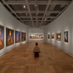 곡면 갤러리 복도를 따라 걸린 작품들, Lucas Museum of Narrative Art
