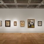 소품 액자들이 걸린 Lucas Museum of Narrative Art 갤러리 벽면
