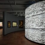 부조 작품이 전시된 Lucas Museum of Narrative Art 갤러리
