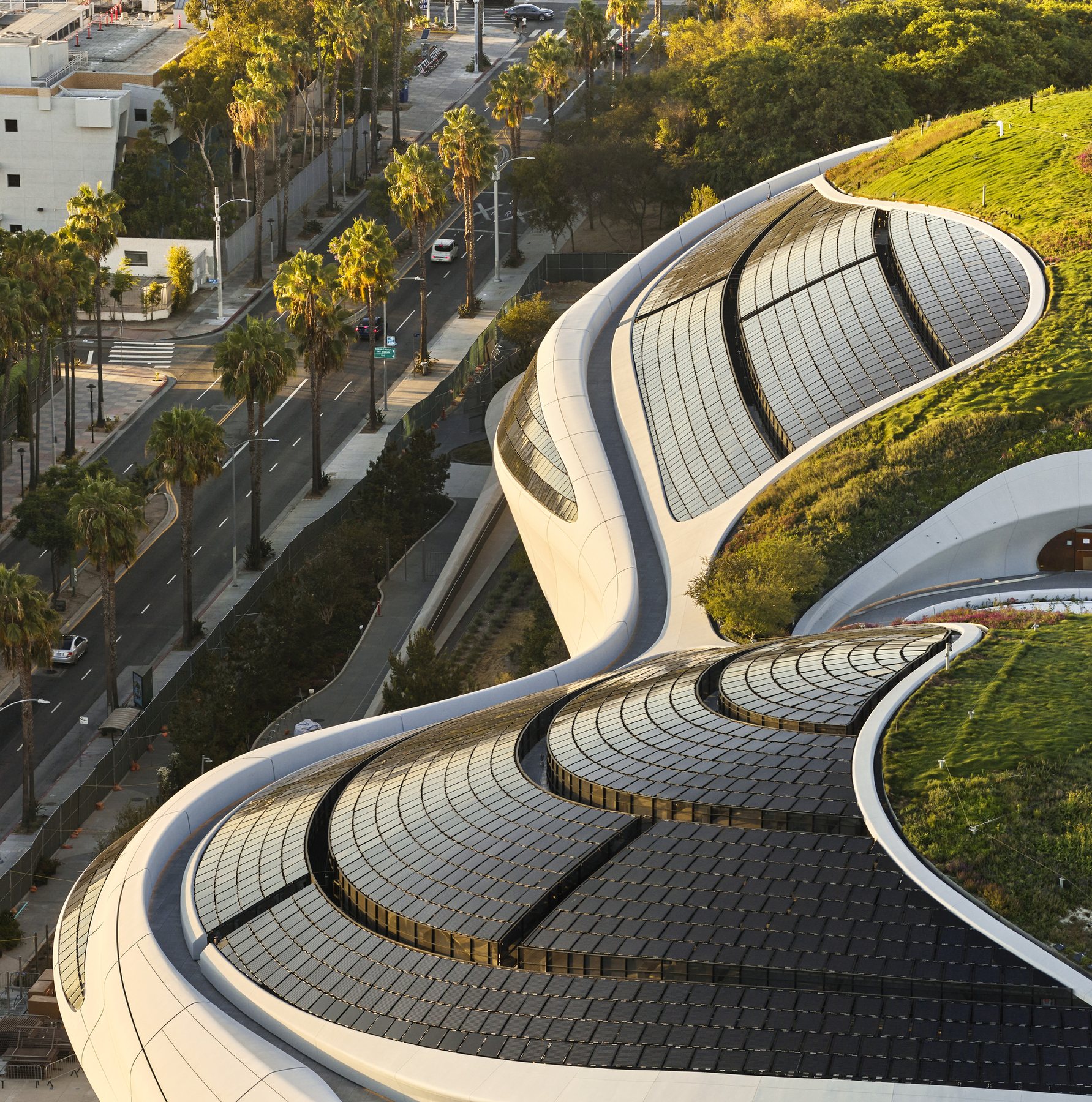 태양광 패널과 녹화 지붕이 덮인 Lucas Museum of Narrative Art 옥상 항공뷰