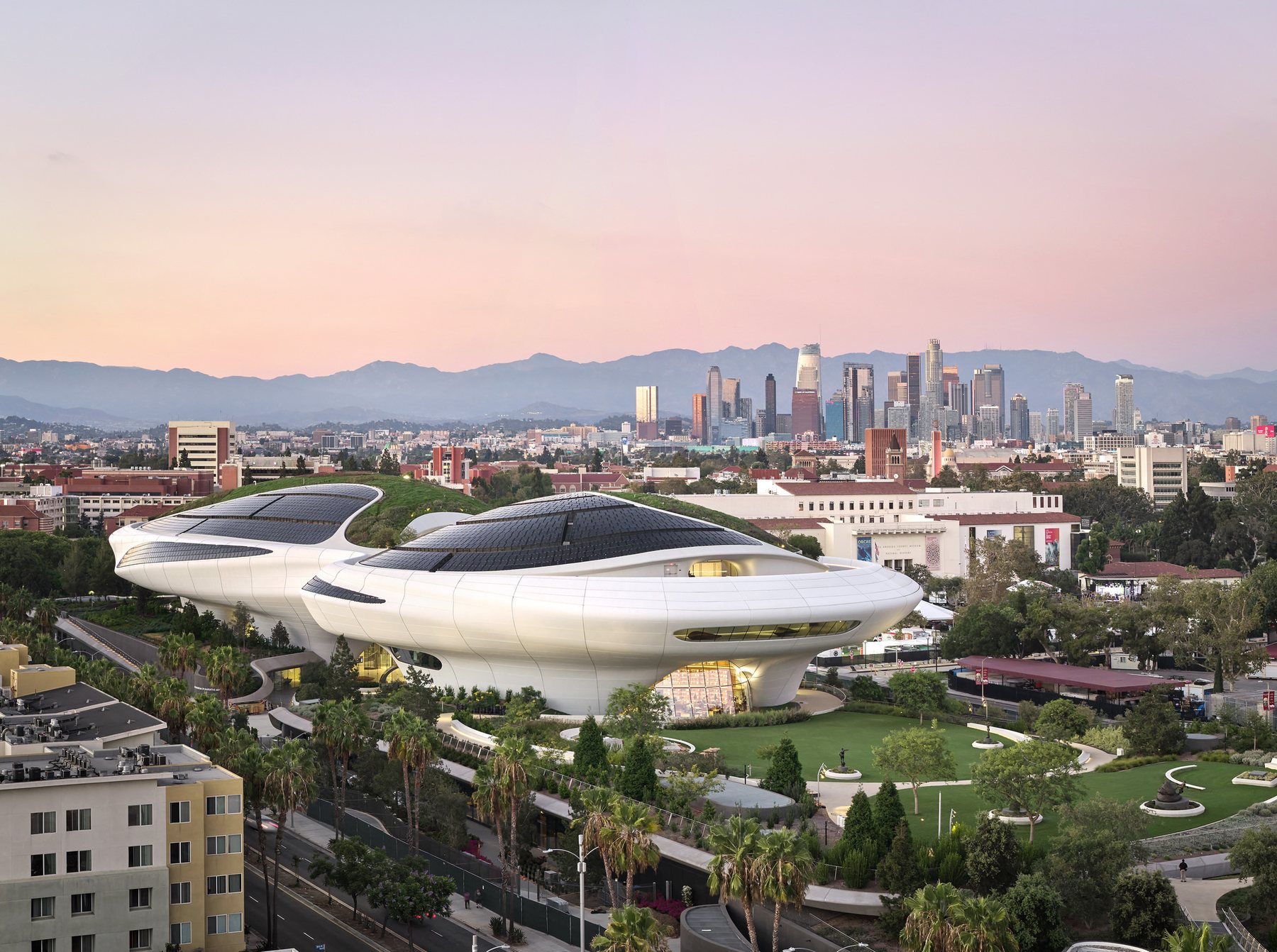 로스앤젤레스 도심 스카이라인을 배경으로 한 Lucas Museum of Narrative Art 전경