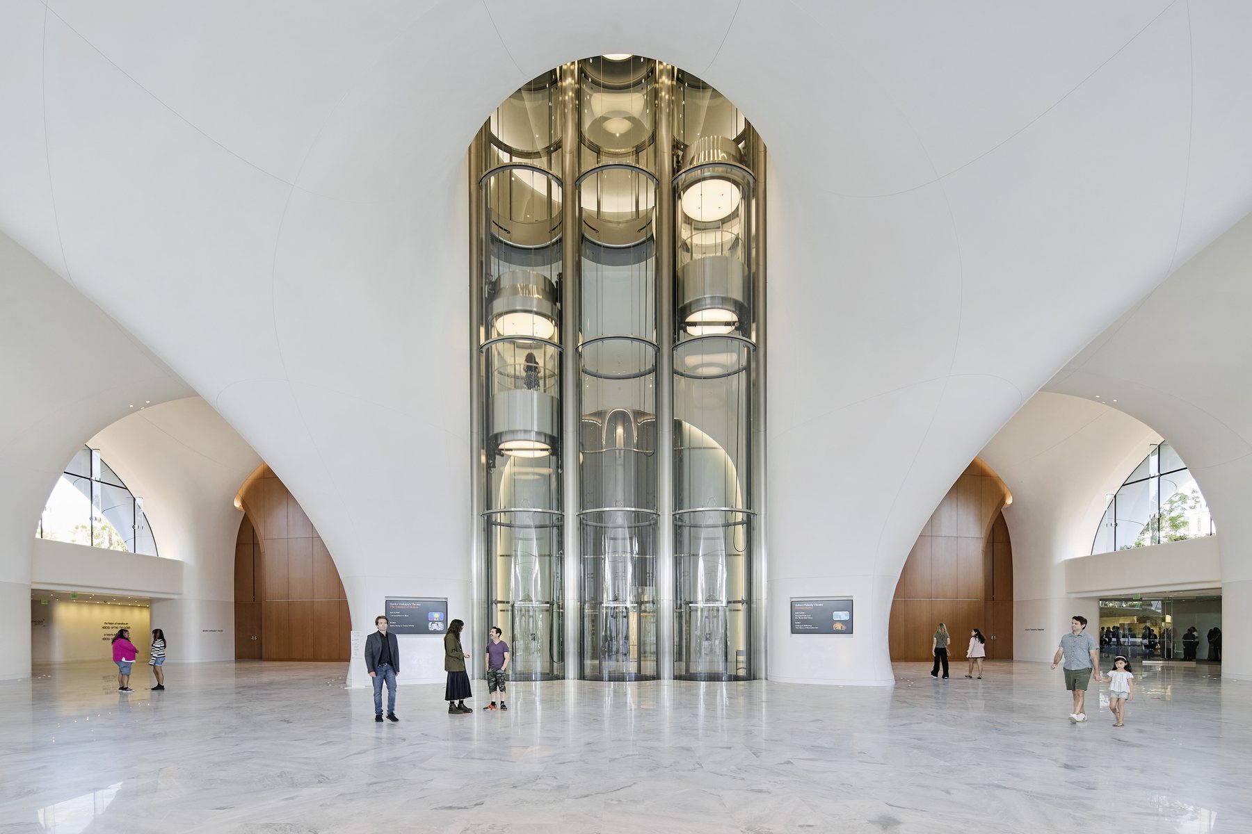 원통형 유리 엘리베이터가 있는 Lucas Museum of Narrative Art 로비