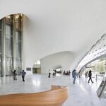 곡선 계단이 있는 Lucas Museum of Narrative Art 로비