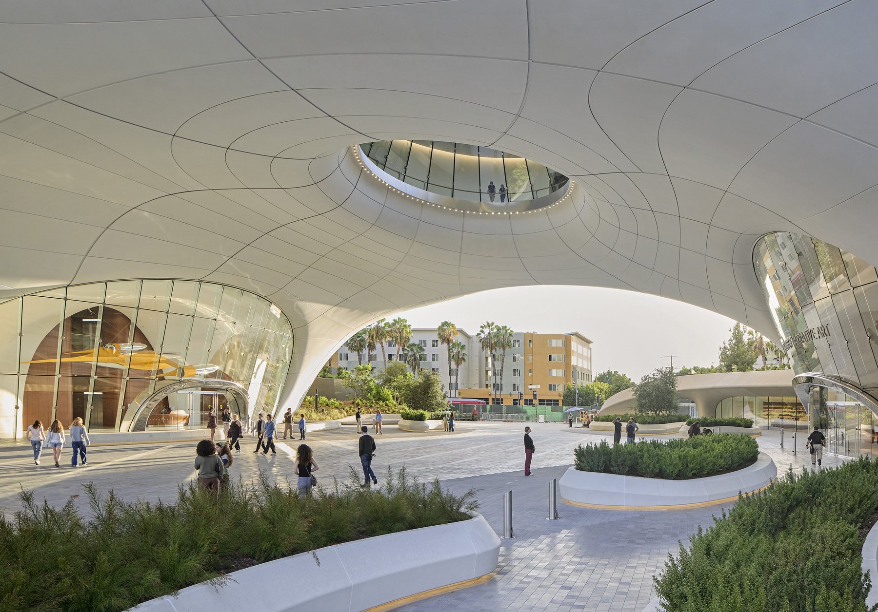 오큘러스가 뚫린 Lucas Museum of Narrative Art 광장