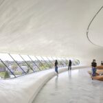 곡면 복도를 따라 걷는 관람객, Lucas Museum of Narrative Art 실내