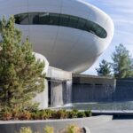 폭포 워터월과 만나는 Lucas Museum of Narrative Art 진입부