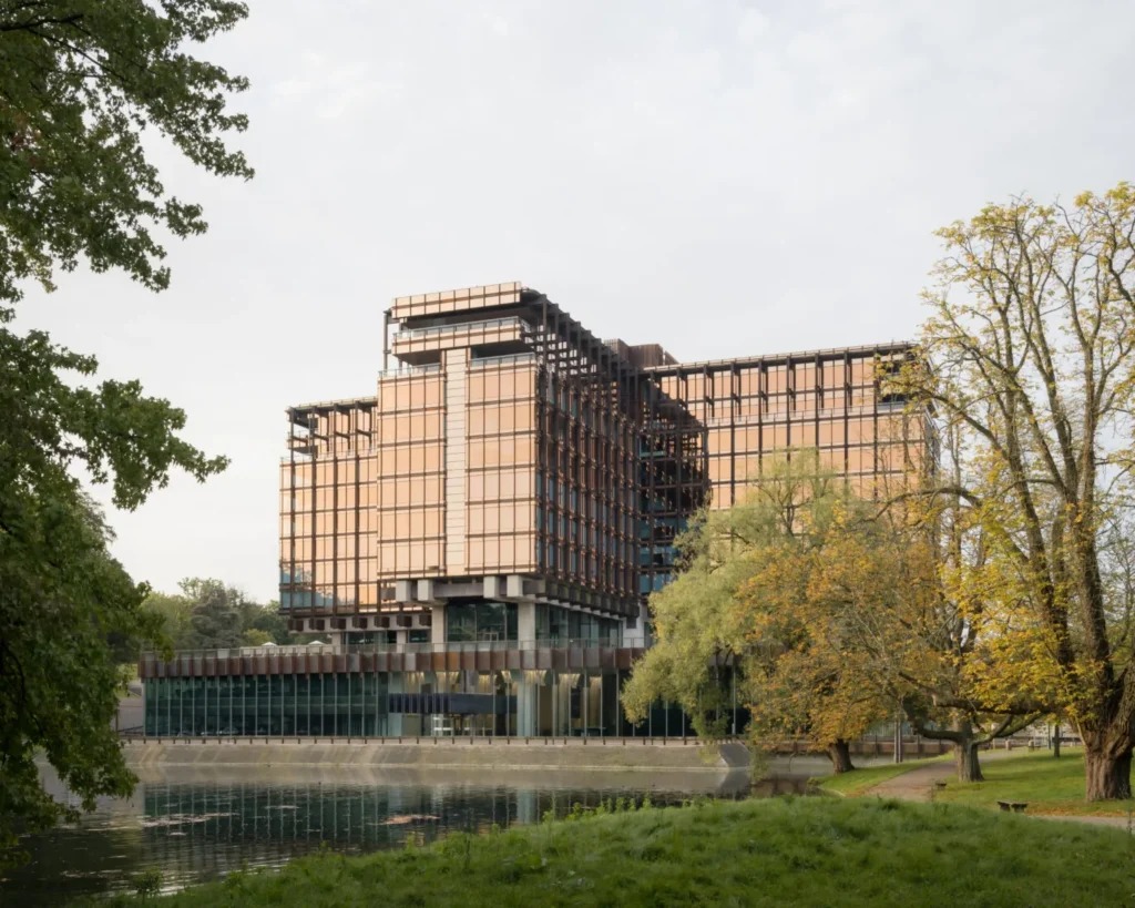 RIBA International Prize 2026 최종 후보인 브뤼셀 Royale Belge 외관과 숲속 연못