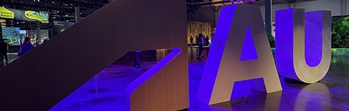 Autodesk University 2026 행사장의 AU 조형물