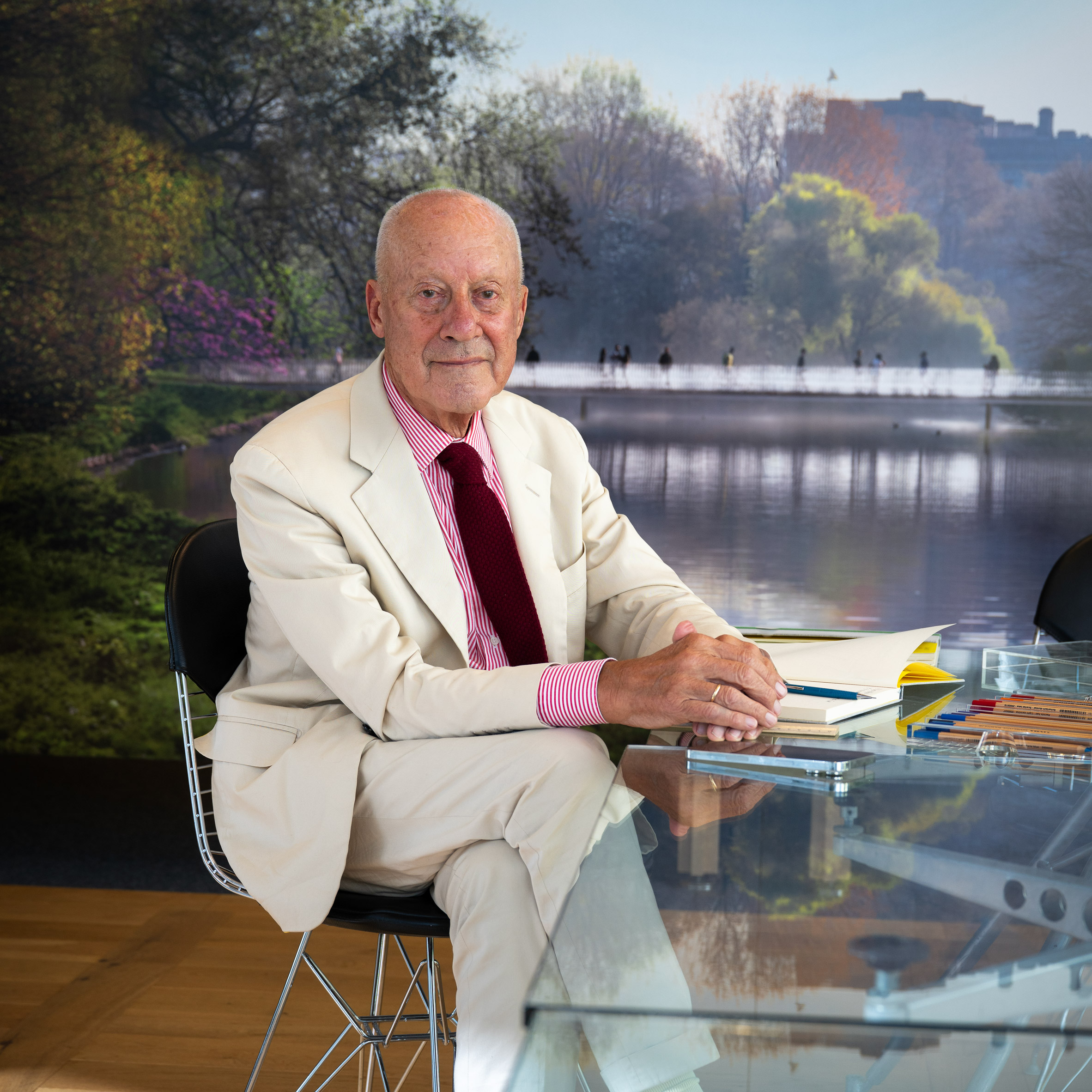 Dezeen Awards 2026 파티에서 기조연설을 하는 Norman Foster