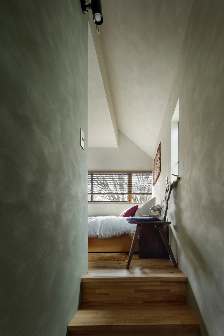 계단을 올라 침실로 이어지는 Park & Tiny House 복도