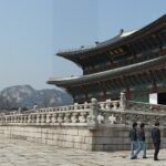 박석이 깔린 경복궁 근정전 앞 조정 마당