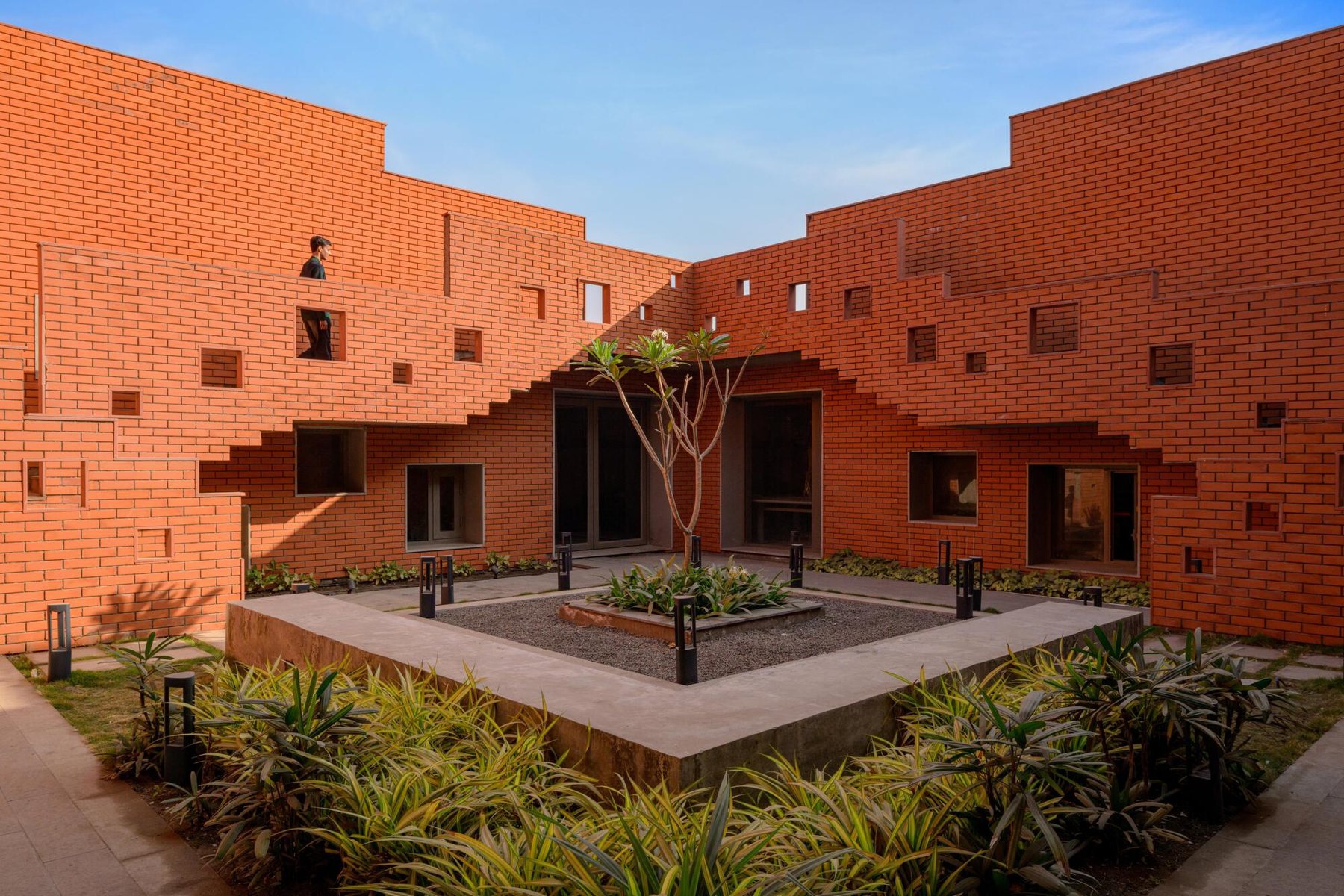나무와 식재를 둔 Prestige University 벽돌 중정