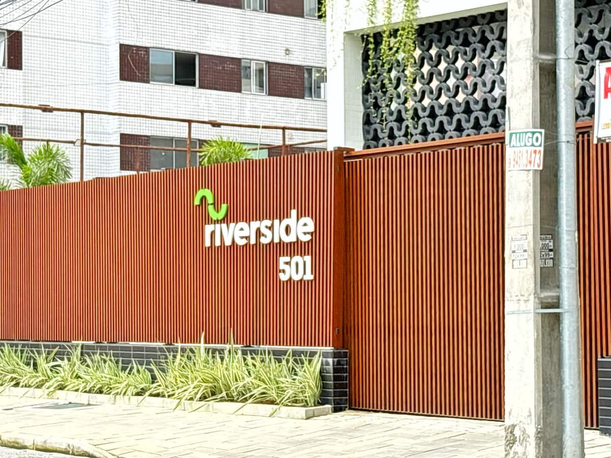 타공 콘크리트 블록 코보구로 마감한 Riverside Tolive 저층부 외벽