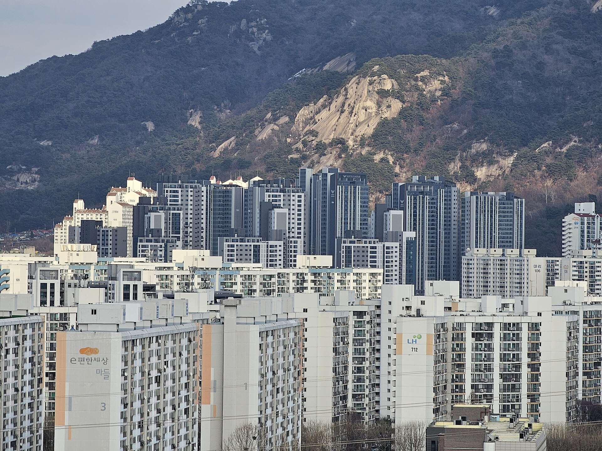 서울 아파트 밀집 지역 전경, 전월세 갱신계약 증가를 보여주는 주거지 모습