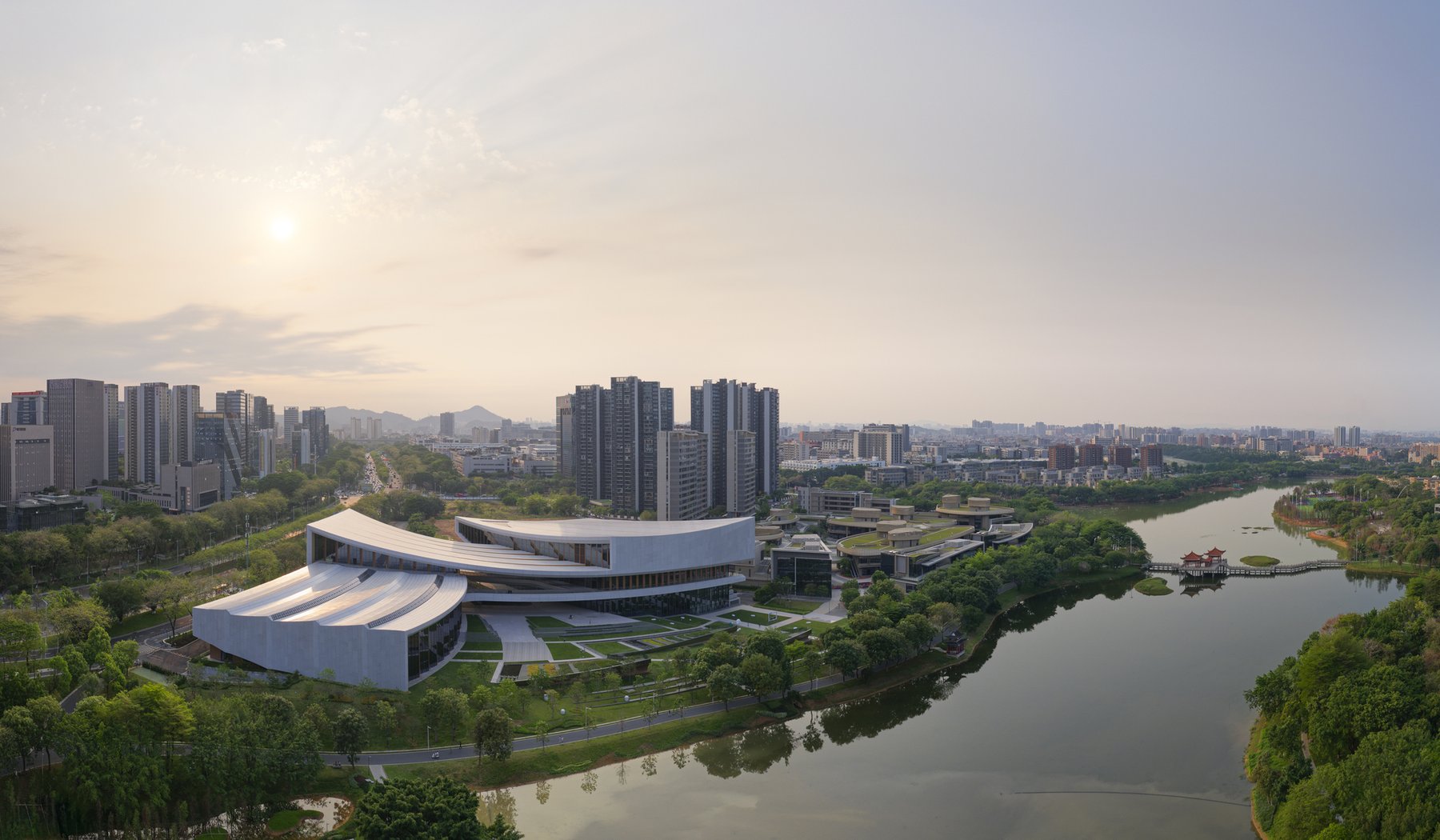 노을 무렵 항공에서 본 Songshan Lake Exhibition and Performance Centre와 둥관 스카이라인