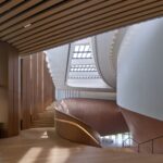 Songshan Lake Exhibition and Performance Centre 로비 계단과 다층 아트리움