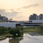 노을 지는 송산호와 Songshan Lake Exhibition and Performance Centre 전경