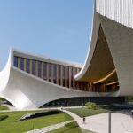Songshan Lake Exhibition and Performance Centre 낮 외관, 곡면 지붕과 플라자