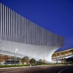 야간 조명이 켜진 Songshan Lake Exhibition and Performance Centre 리브 외피