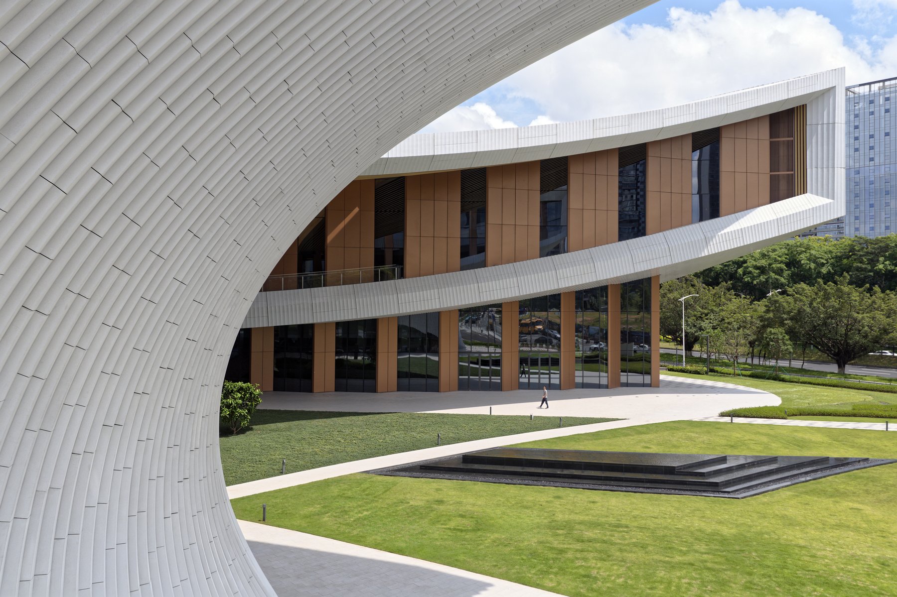 Songshan Lake Exhibition and Performance Centre 외관 곡면 아래 플라자 전경