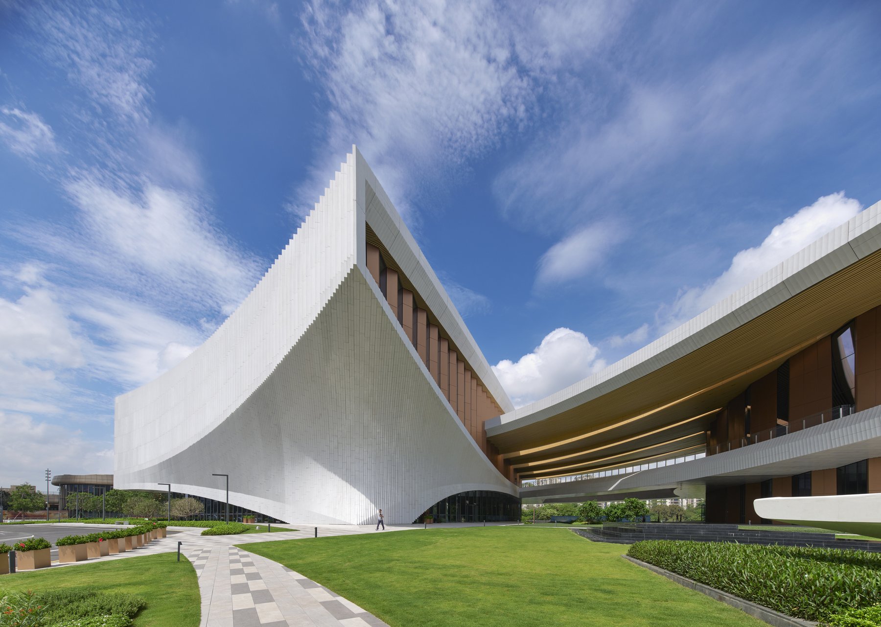 샤프하게 꺾인 Songshan Lake Exhibition and Performance Centre 지붕 조형