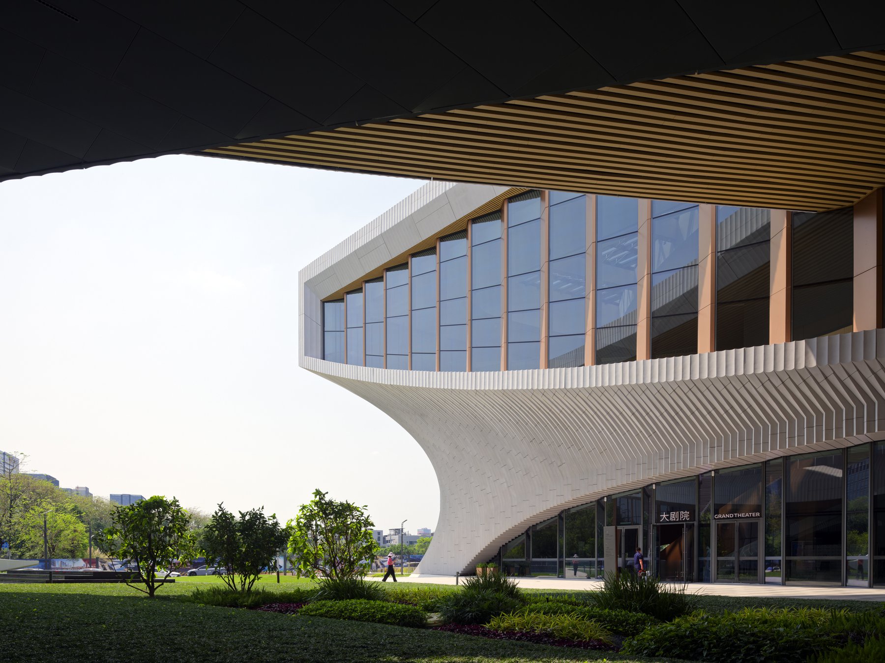 Songshan Lake Exhibition and Performance Centre 파사드 곡선과 브라운 톤 유리창