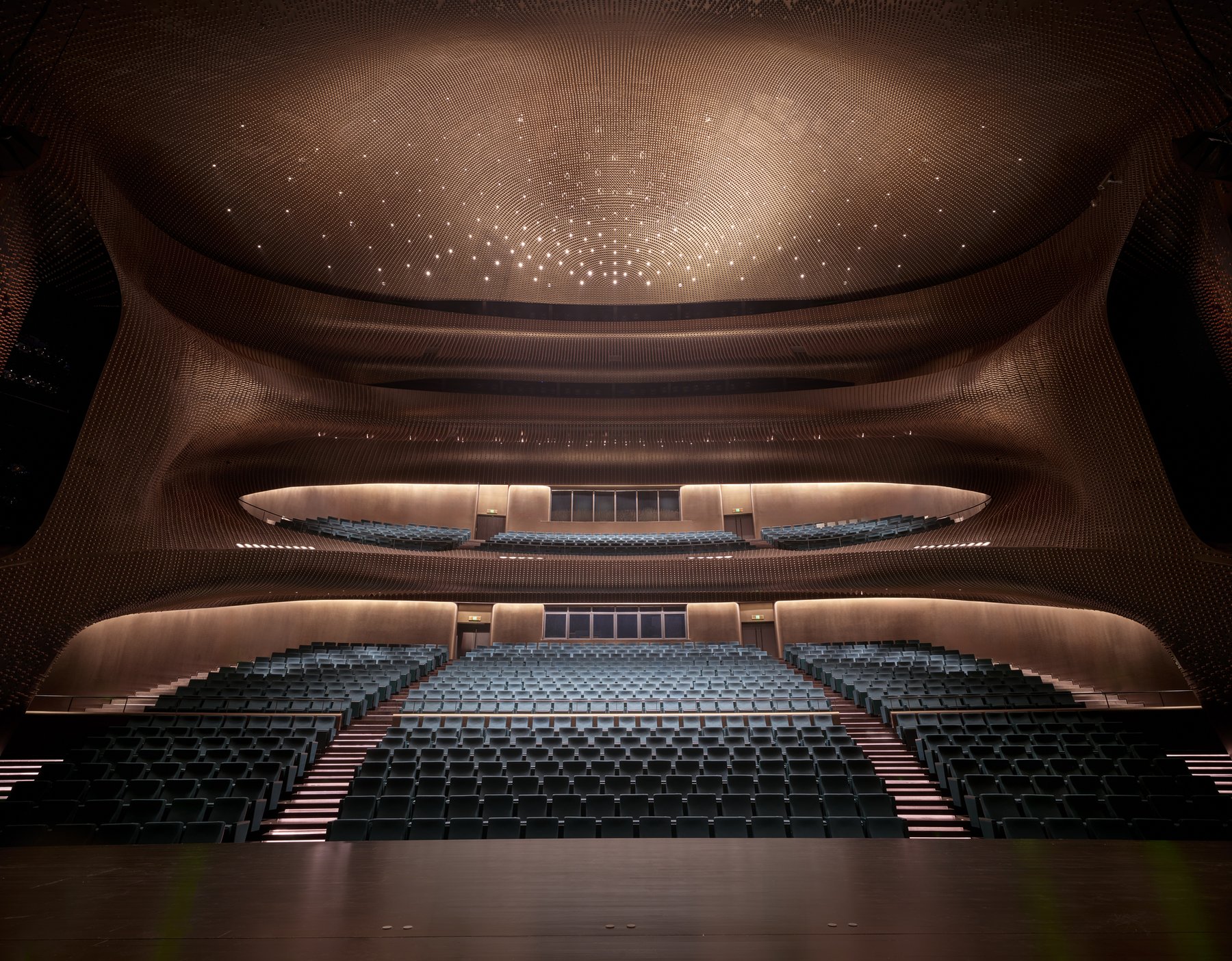 1200석 그랜드시어터 무대에서 본 Songshan Lake Exhibition and Performance Centre 객석