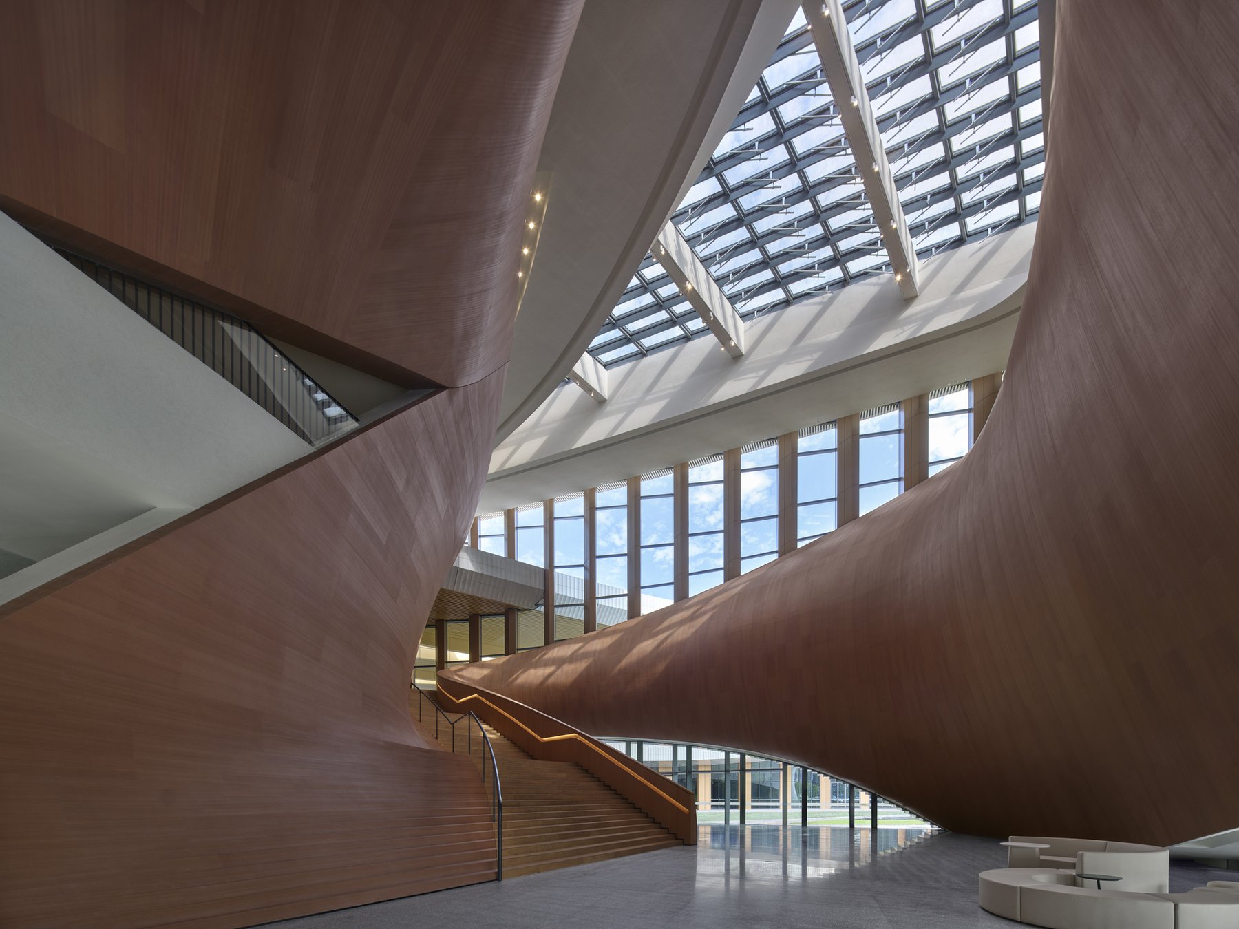 천창에서 빛이 쏟아지는 Songshan Lake Exhibition and Performance Centre 로비 아트리움
