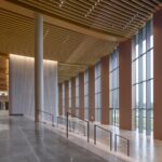 우드톤 천장을 두른 Songshan Lake Exhibition and Performance Centre 복도