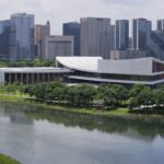 둥관 송산호 강변에서 본 Songshan Lake Exhibition and Performance Centre와 도심 스카이라인