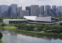 광둥오페라, Songshan Lake Exhibition & Performance Centre 둥관 송산호 강변에서 본 Songshan Lake Exhibition and Performance Centre와 도심 스카이라인