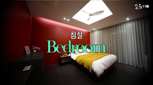 레드 포인트 벽으로 꾸민 소유 자택 침실