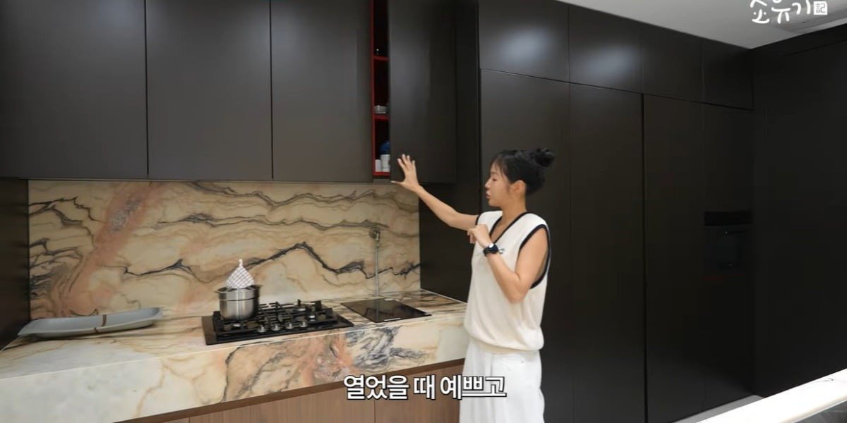 블랙 캐비닛과 대리석 상판의 소유 자택 주방