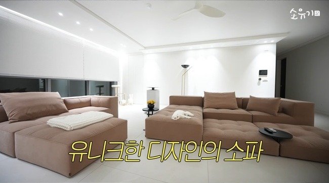 대형 세크셔널 소파가 놓인 소유 자택 거실