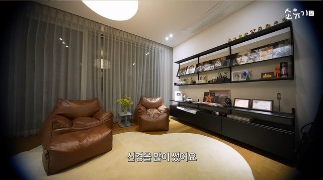 가죽 빈백을 놓은 소유 자택의 리딩룸