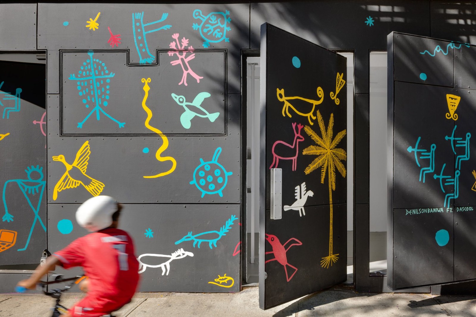 그래픽 벽화가 그려진 뉴욕 Storefront for Art and Architecture 회전 패널과 새 스테인리스 손잡이