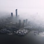 안개 낀 쑤저우 공업원구 스카이라인과 진지호 수변의 Suzhou MoCA 항공 사진