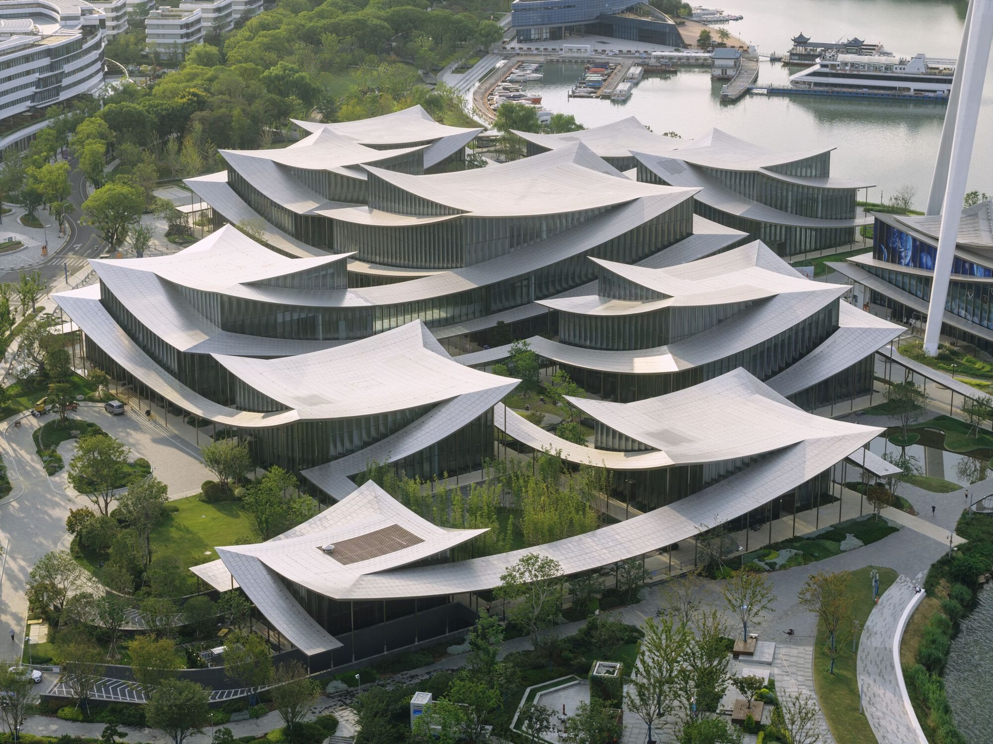 들린 처마 모양 지붕 여러 장이 어긋나게 겹친 Suzhou MoCA 파빌리온 군집 항공 사진