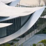 곡면 지붕 끝이 겹쳐 흐르는 Suzhou MoCA 처마 디테일