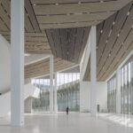 화이트 기둥과 목재 천장이 있는 Suzhou MoCA 로비 홀
